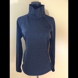 NWOT North Face Small Charcoal & Black Pull Over
